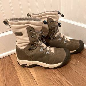 Women’s size 8 Keen snow boots GUC